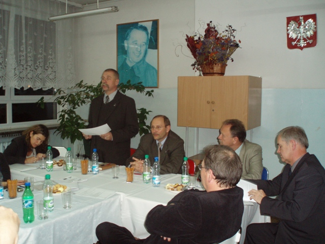 <P>Przewodniczcy zebrania Jan Hrynczuk ogasza wyniki wyborw do wadz MZJ na kadencj 2008 - 2012</P>